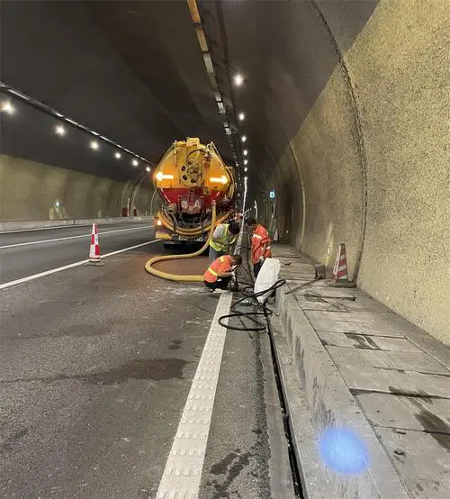 绵竹隧道排水渠清淤